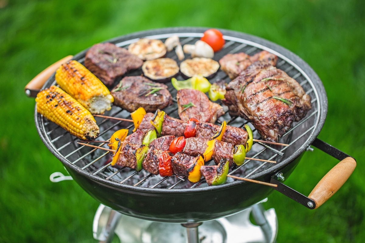 beau barbecue de différentes viandes et légumes