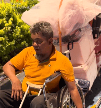 homme en fauteuil roulant collect les déchets recyclables dans les rues de sa ville, histoire humaine inspirante