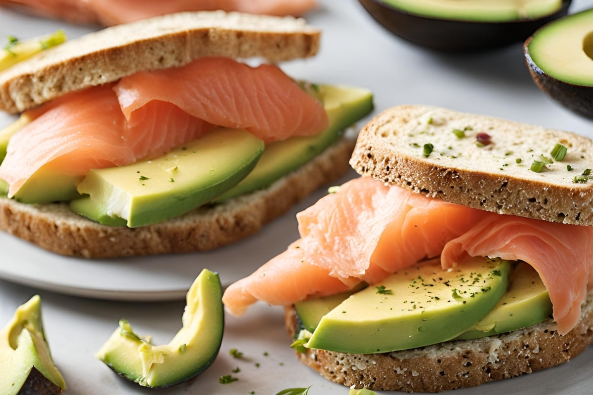 Sandwichs au saumon fumé et avocat