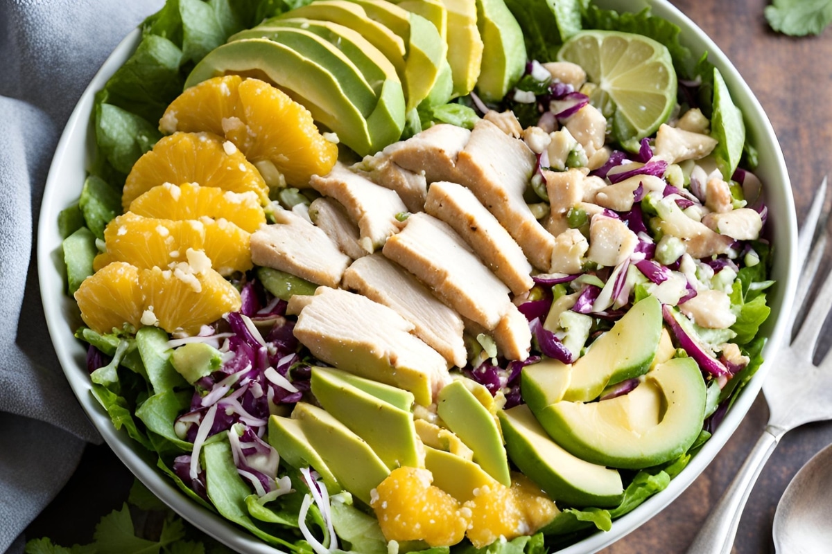 Salade de poulet à l'avocat et aux agrumes